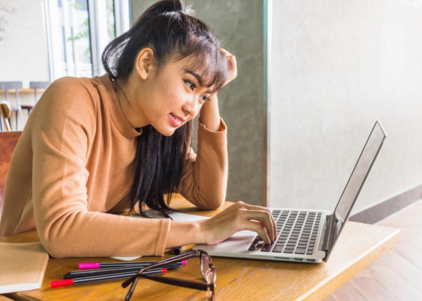 Profissional analisando dados financeiros e orçamentais